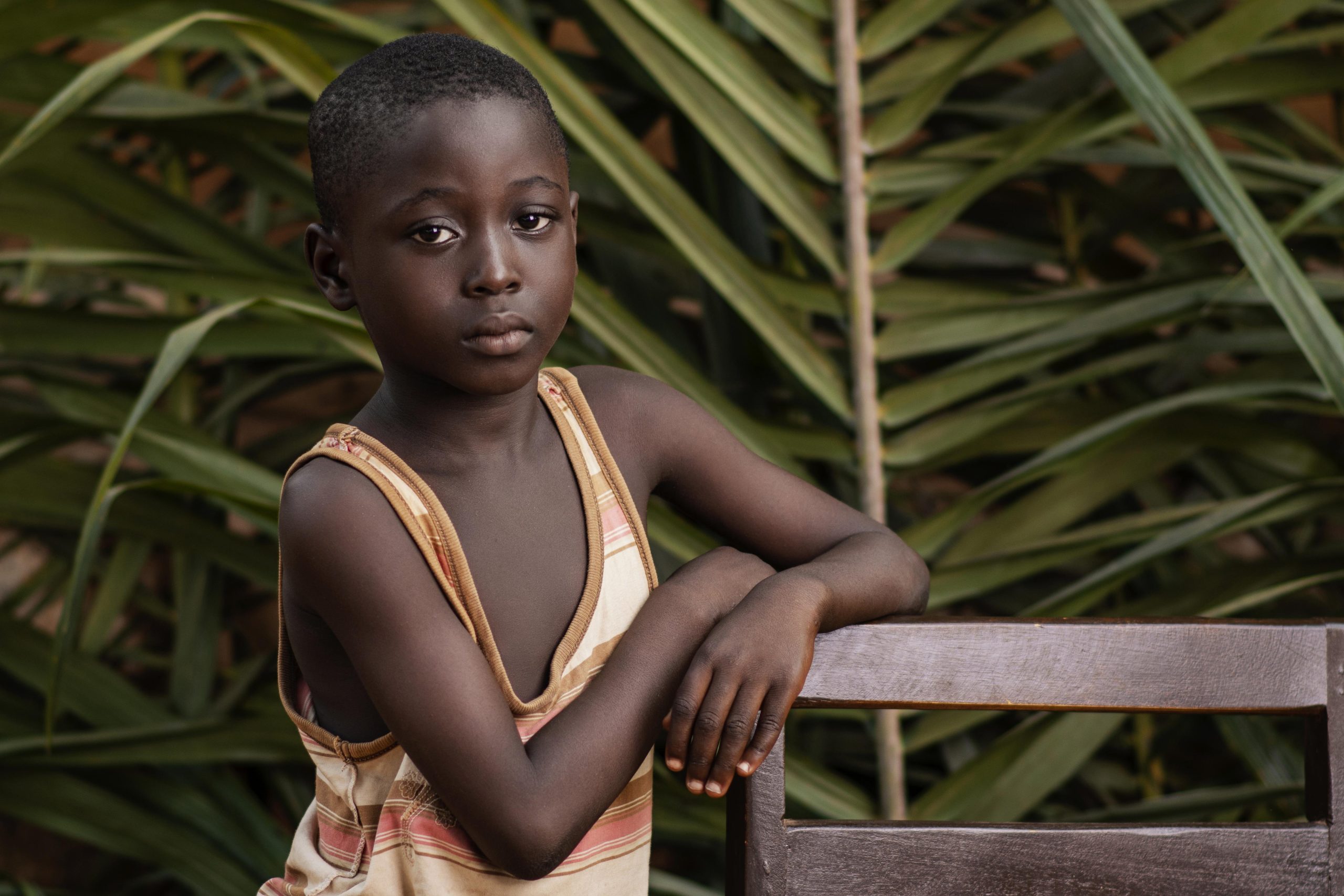 coup-moyen-enfant-posant-avec-chaise-scaled